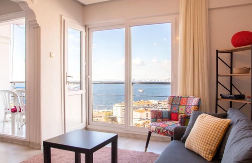 Konak Apartamento | Lovely Flat in Konak with Sea View and Balcony