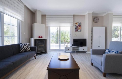 Avlana Casa | Greenery Home with Shared Pool in Marmaris
