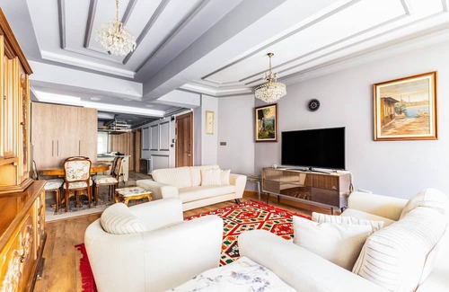 Uskudar Apartamento | Classic Flat w Balcony 7 min to Capitol Mall