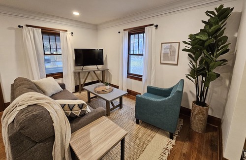 Des Moines Cabaña | Cozy charm in peaceful Waterbury. 5 minutes from downtown Des Moines and Drake