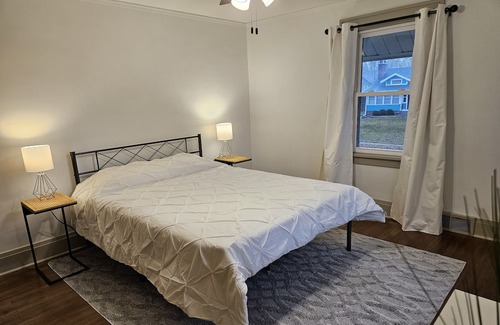 Des Moines Cabaña | Cozy charm in peaceful Waterbury. 5 minutes from downtown Des Moines and Drake