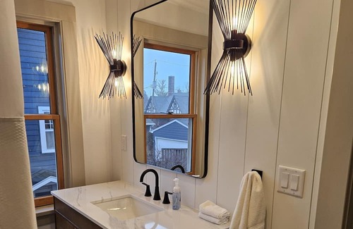Des Moines Cabaña | Cozy charm in peaceful Waterbury. 5 minutes from downtown Des Moines and Drake