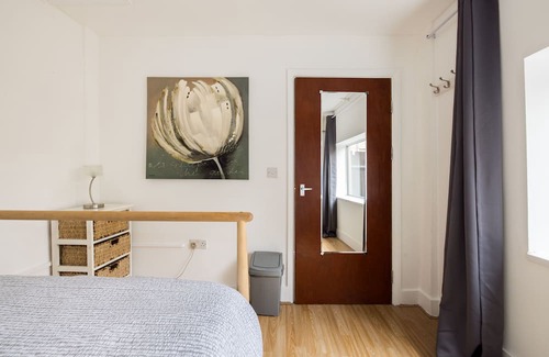 Grove Green Apartamento | Cosy 1BD Flat London Zone3 w/ Parking, Perfect for Couples, Baby & Pet Friendly!