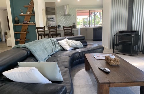Landsborough Casa | The Hideaway is a lake house situated on the Ewan Maddock Dam, Glenview.