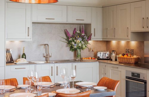 Chittlehamholt Cabina | The Mole Resort sleeps 4 guests in 2 bedrooms