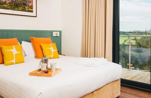 Chittlehamholt Cabina | Luxurious 2 bedroom lodges with stunning meadow views.