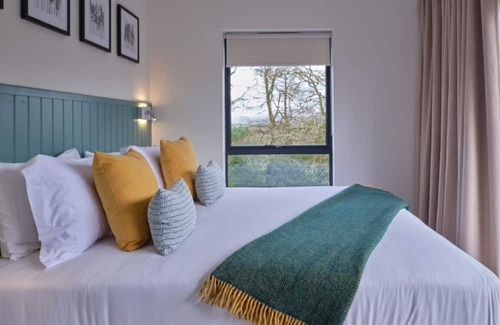 Chittlehamholt Cabina | Luxurious 2 bedroom lodges with stunning meadow views.