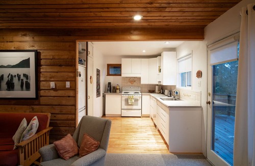 Alpine Meadows Cabina | Cozy 1970's Ski Cabin in Whistler, close to Whistler Village and ski lifts