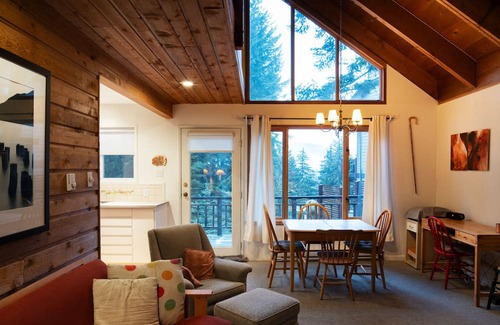 Alpine Meadows Cabina | Cozy 1970's Ski Cabin in Whistler, close to Whistler Village and ski lifts