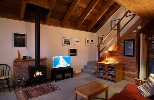 Alpine Meadows Cabina | Cozy 1970's Ski Cabin in Whistler, close to Whistler Village and ski lifts