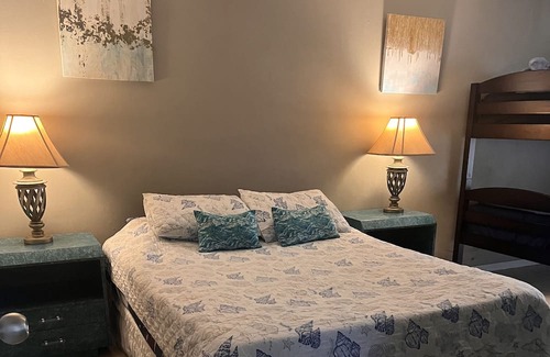 Holly Hill Cabaña | Downtown cozy beach house.