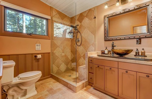 Cheyenne Canyon Cabina | Creekside Cabin w/ Hot Tub! 2 minutes to hiking trails!