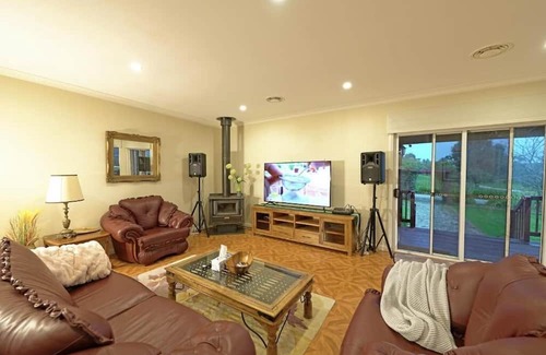 Heathcote Otro | Bring everyone together in this Heathcote Homestead with pool & vineyard.