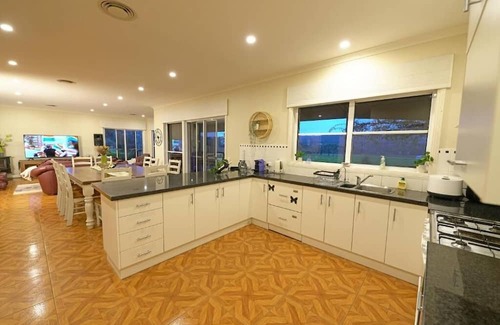 Heathcote Otro | Bring everyone together in this Heathcote Homestead with pool & vineyard.