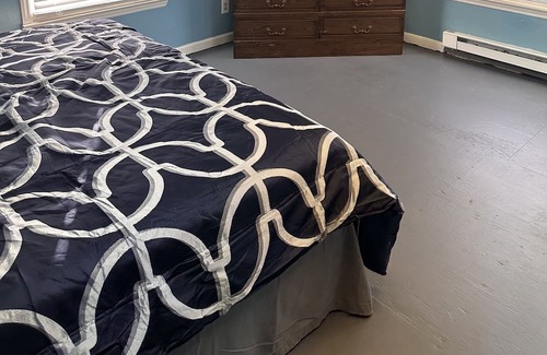 Stuart Casa | Simple house, king size bed with full bathroom and a kitchenette.
