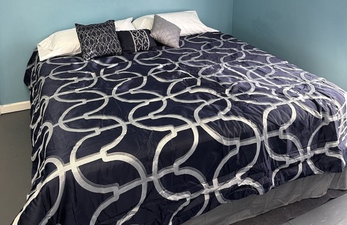 Stuart Casa | Simple house, king size bed with full bathroom and a kitchenette.
