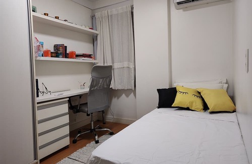 Jardim da Penha Cabina | Quarto e Banheiro Privativos com Garagem em Apartamento em Jardim da Penha