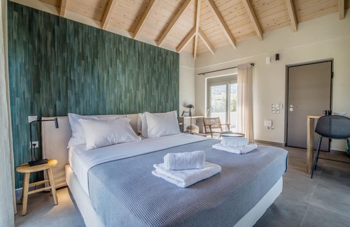 Episkopos Casa | Mountain View Suite with Mega Balcony