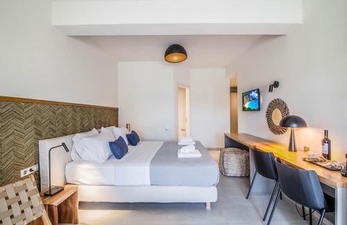 Episkopos Casa | Sea & Pool View Suite