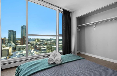 Beltline Apartamento | King Bed , VIP 2 Bedroom, Walk to Saddledome , UG Stall , AC, Mins to Stampede