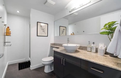 Beltline Apartamento | King Bed , VIP 2 Bedroom, Walk to Saddledome , UG Stall , AC, Mins to Stampede