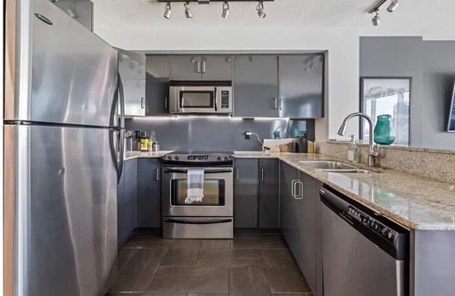 Beltline Apartamento | King Bed , VIP 2 Bedroom, Walk to Saddledome , UG Stall , AC, Mins to Stampede