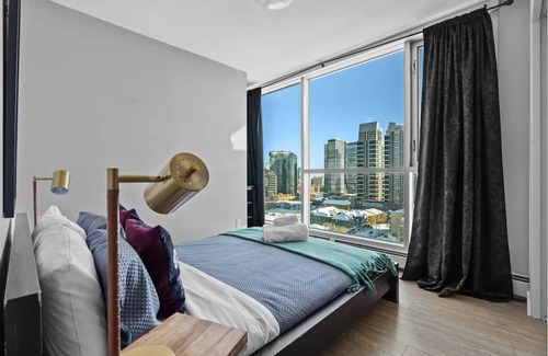 Beltline Apartamento | King Bed , VIP 2 Bedroom, Walk to Saddledome , UG Stall , AC, Mins to Stampede