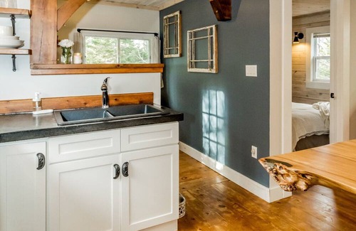 Bay of Fundy & Annapolis Valley Cabina | The Bluewood Escape Cottage Retreat - No Extra Cleaning Fee & Pet Friendly