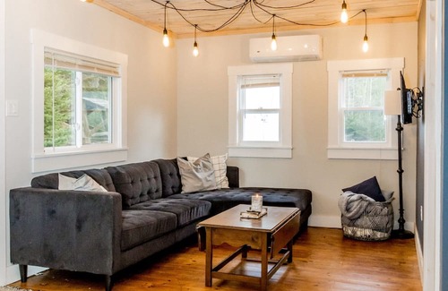 Bay of Fundy & Annapolis Valley Cabina | The Bluewood Escape Cottage Retreat - No Extra Cleaning Fee & Pet Friendly