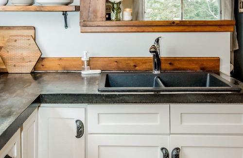 Bay of Fundy & Annapolis Valley Cabina | The Bluewood Escape Cottage Retreat - No Extra Cleaning Fee & Pet Friendly