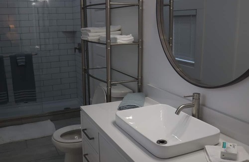 Calhoun Casa | Hillside Cottage