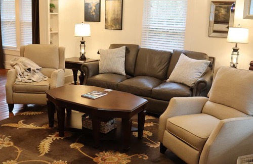 Calhoun Casa | Hillside Cottage