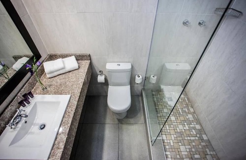 Maseru Casa | A Haven of Comfort & Convenience: Pool View, Shuttle Service and Free Parking!