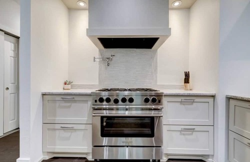 Atascocita Casa | Reduced! Lakeside Lake Houston. By IHA Airport. Colonial Modern
