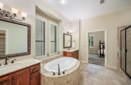 Grapevine Casa | Historic Grapevine 3-bedroom house 4 minutes walk from Historic main street.