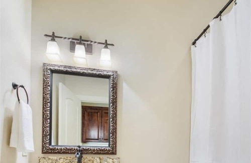 Grapevine Casa | Historic Grapevine 3-bedroom house 4 minutes walk from Historic main street.