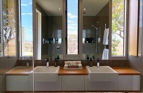 Lyndoch Casa | Barossa Glasshouse - an idyllic escape with stunning views of the Barossa Ranges