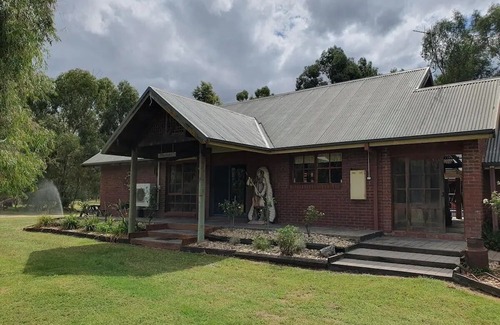 Cobram East Casa | Colonial cottage in Cobram
