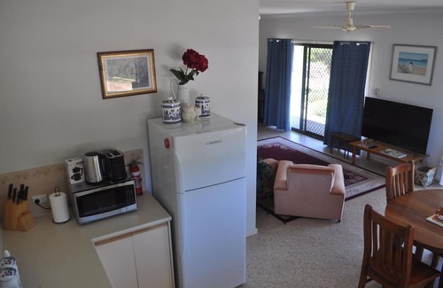 Island Beach Cabaña | Nan's Cottage In bush setting 2 min from beach.