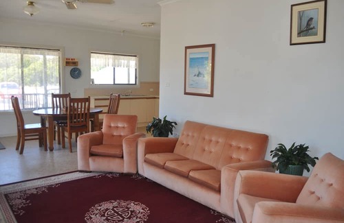 Island Beach Cabaña | Nan's Cottage In bush setting 2 min from beach.