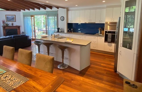 Frenchs Forest Casa | Spacious and Light Filled Home in a Bush Setting on Sydney's Northern Beaches