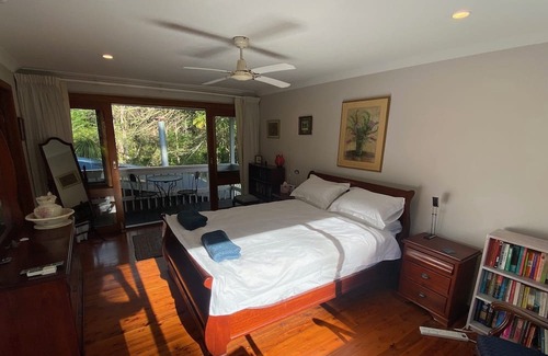 Frenchs Forest Casa | Spacious and Light Filled Home in a Bush Setting on Sydney's Northern Beaches
