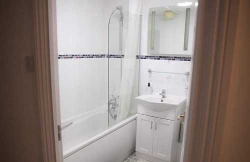 Abbey Apartamento | Charming 2-Bed Apartment Free Parking in Wimbledon