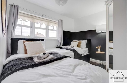 Kirkby Casa | Beautiful Home from Home In Liverpool, Perfect for Families and Contractors.