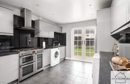 Kirkby Casa | Beautiful Home from Home In Liverpool, Perfect for Families and Contractors.