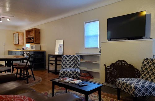 Tyrone Casa | Cozy cottage in Silver City historic district. 5 minute walk to downtown & WNMU!