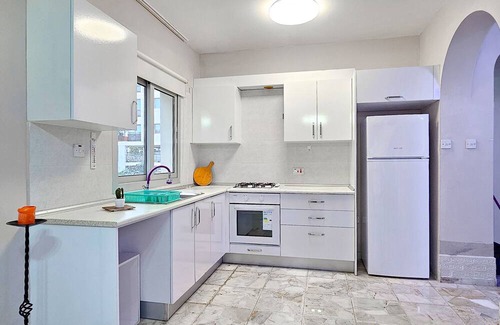 Zeytinlik Apartamento | Sleek Flat w Balcony 3 min to Coast in Kyrenia