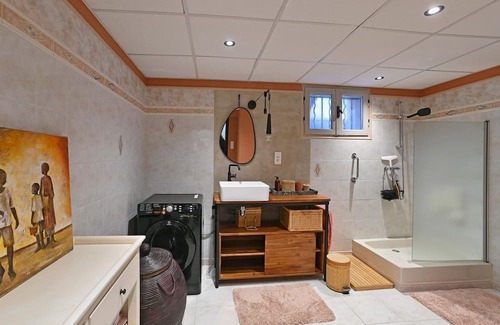 Laval-Pradel Apartamento | Decorative and cozy vacation apartment with communal pool and idyllic garden.