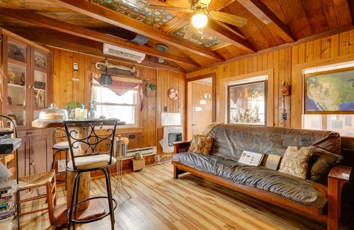Logansport Cabina | Riverfront ‘Shiitake Cabin’ w/ Private Hot Tub!