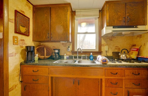 Logansport Cabina | Riverfront ‘Shiitake Cabin’ w/ Private Hot Tub!